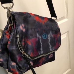 Lululemon party on messenger crossbody bag